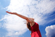 chica con los brazos abiertos al cielo chica con los brazos abiertos al cielo