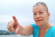Frau zeigt mit dem Finger auf... . Sample Text. Frau zeigt mit dem Finger auf... . Sample Text.