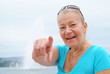 Eine Frau zeigt mit dem Finger auf dich. Sample text. Eine Frau zeigt mit dem Finger auf dich. Sample text.