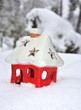 Verschneites Winterhäuschen