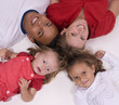 jolie famille heureuse et souriante