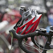 casque rouge posé sur un guidon