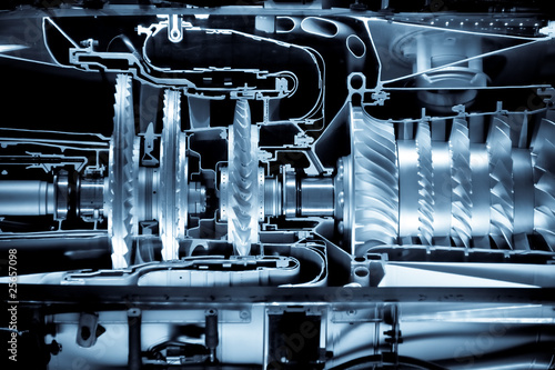 Foto: jet engine cutaway detail with a blue tint jet engine cutaway detail with a blue tint