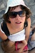 Mère allaitant son enfant en vacances