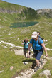 fröhliche Damengruppe beim Wandern fröhliche Damengruppe beim Wandern