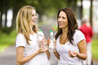 zwei Frauen unterhalten sich und trinken Wasser