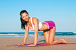 Frau macht Fitness am Strand