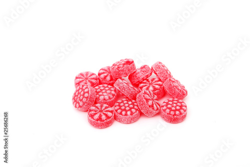 Photo: Himbeerbonbons isoliert auf weiß Himbeerbonbons isoliert auf weiß