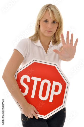 Foto: Junge Frau mit Stopp-Schild Junge Frau mit Stopp-Schild