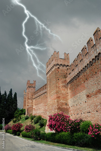 Foto: surrounding wall of the castle of Gradara surrounding wall of the castle of Gradara