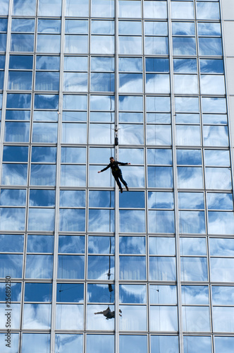 Photo: Sprung von Hochhaus Sprung von Hochhaus