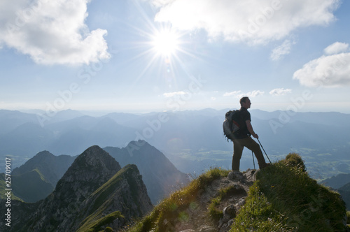 Photo: Mann steht am Gipfel Mann steht am Gipfel