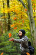 Junge Frau fängt Herbstlaub Junge Frau fängt Herbstlaub