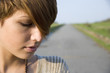 Ragazza con strada di sfondo Ragazza con strada di sfondo