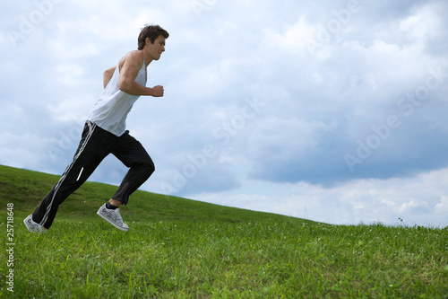Foto: Young man exercising in park Young man exercising in park