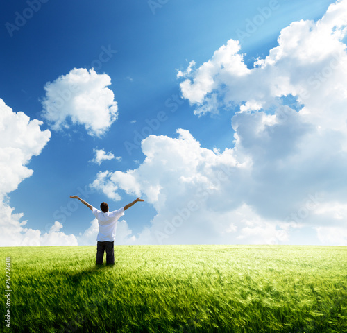 Foto: happy young man rest on wheat field happy young man rest on wheat field