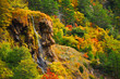cascade en automne - paysage d'automne et coloré