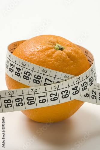 Photo: Naranja y cinta métrica. Naranja y cinta métrica.