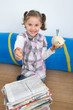 Mädchen sammelt Altpapier