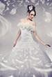 Photos : Beautiful bride posing over white flying feathers