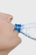 Photo: Frau trinkt aus Wasserflasche Frau trinkt aus Wasserflasche