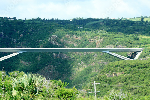 Photo : pont métallique, route des Tamarins, île de la Réunion pont métallique, route des Tamarins, île de la Réunion