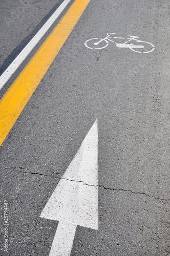 Photo: PISTA CICLABILE IN AMBIENTE URBANO PISTA CICLABILE IN AMBIENTE URBANO