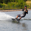 Junger MAnn beim Training Wassersport