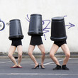 trois danseuses, la tête dans des poubelles trois danseuses, la tête dans des poubelles