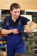 Arbeiter in Werkstatt