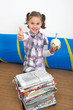 Mädchen sammelt Altpapier