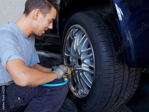 Foto: Tyre fitting with new alu rim on a suv Tyre fitting with new alu rim on a suv