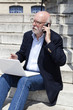 business man senior au téléphone