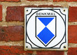 Altes verwittertes Denkmal Schild auf Mauer Altes verwittertes Denkmal Schild auf Mauer