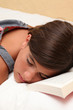 bambina addormentata sopra ad un libro