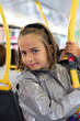 fillette dans le bus