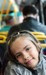 fillette dans le bus