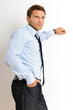 Foto: Mann steht an einer Wand Mann steht an einer Wand
