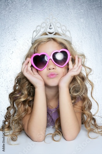 Photo : fashion victim little princess girl portrait fashion victim little princess girl portrait
