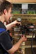 Azubi am Hydraulikversuchsstand