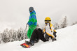 Skifahrer und Snowboarder auf Berg