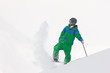 Skifahrer zerstäubt Schnee