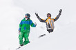 Skifahrer und Snowboarder auf Berg