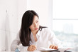 勉強する若い女性