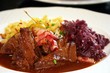 Hirschragout mit Rotkohl und Spätzle Hirschragout mit Rotkohl und Spätzle