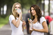 Frauen trinken Wasser und unterhalten sich