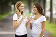 zwei Frauen trinken Wasser