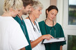 krankenhauspersonal bei einer besprechung