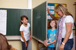 Mädchen schreibt an die Tafel