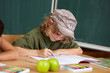 Junge in der Grundschule